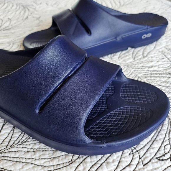 VGUC OOFOS Ooahh Recovery Slide Sandals Deep Navy Comfort Unisex M8 W10 - Picture 2 of 14